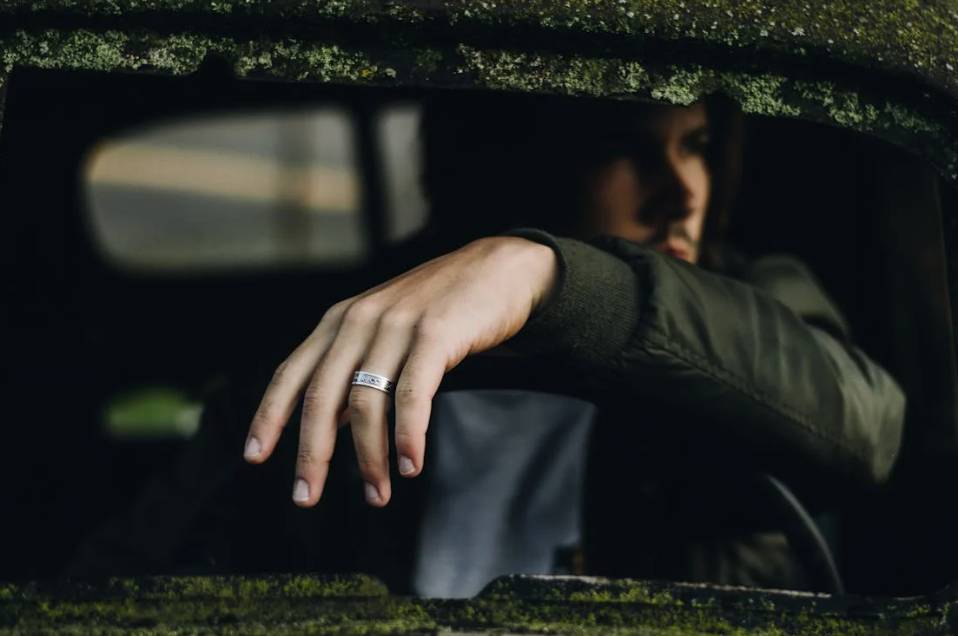 illustrasi pria dengan cincin (pexels.com/Juris Freidenfelds)
