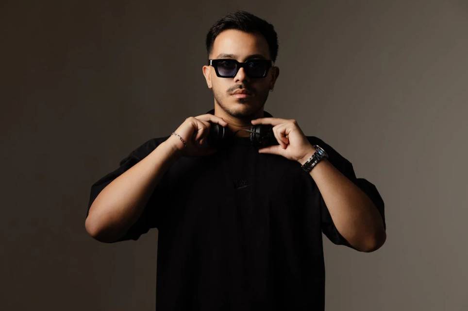 illustrasi pria dengan outfit hitam (pexels.com/Lazarus Ziridis)
