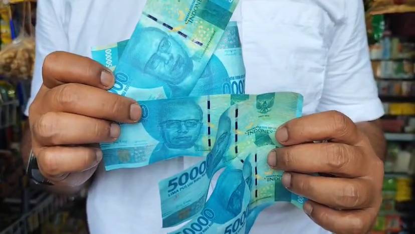 Barang bukti uang palsu yang digunakan dua pelaku di Gowa, Sulawesi Selatan. (Dok. Istimewa)