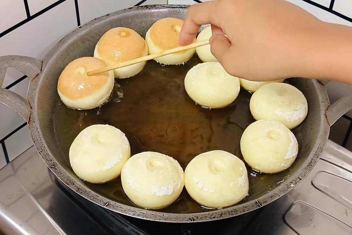 ilustrasi menggoreng donat unyil 