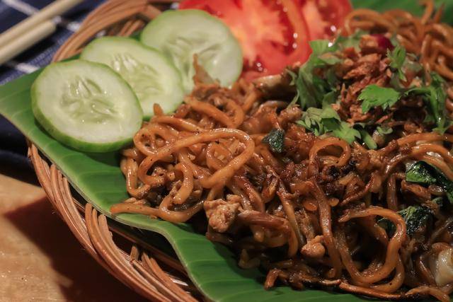 ilustrasi mi goreng bumbu pecel 