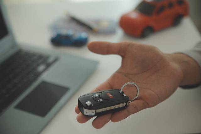 ilustrasi remote keyless (vecteezy.com/Titiwoot Weerawong)
