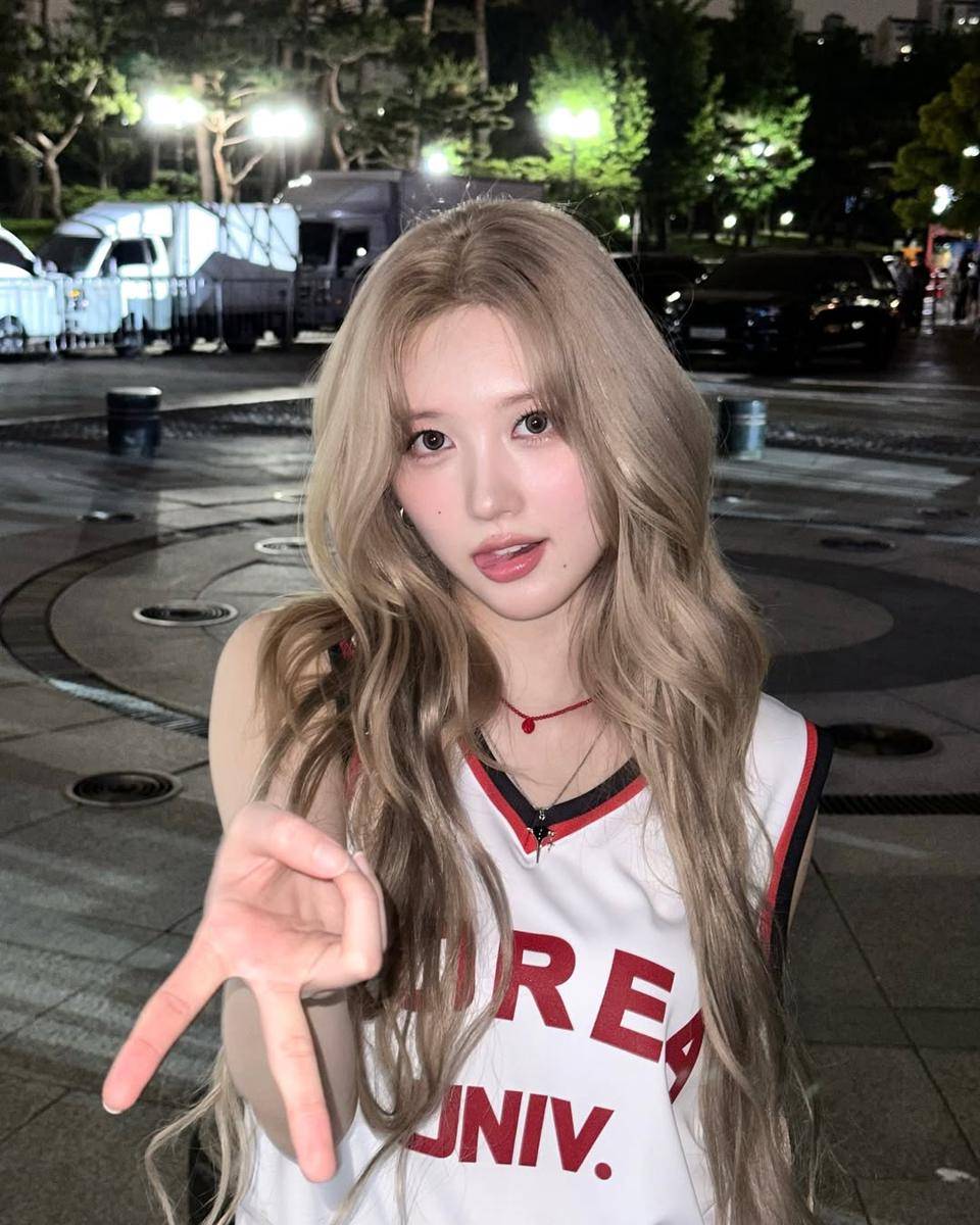 Gaeul (instagram.com/fallingin__fall)