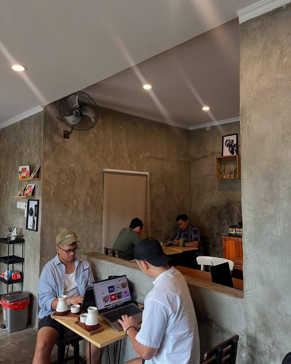 suasana di Curly Brew Coffee (instagram.com/curlybcoffee.id)