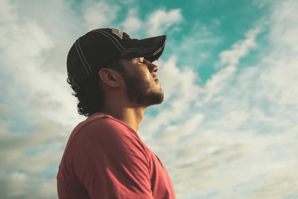 ilustrasi pria menggunakan topi (pexels.com/Kelvin Valerio)