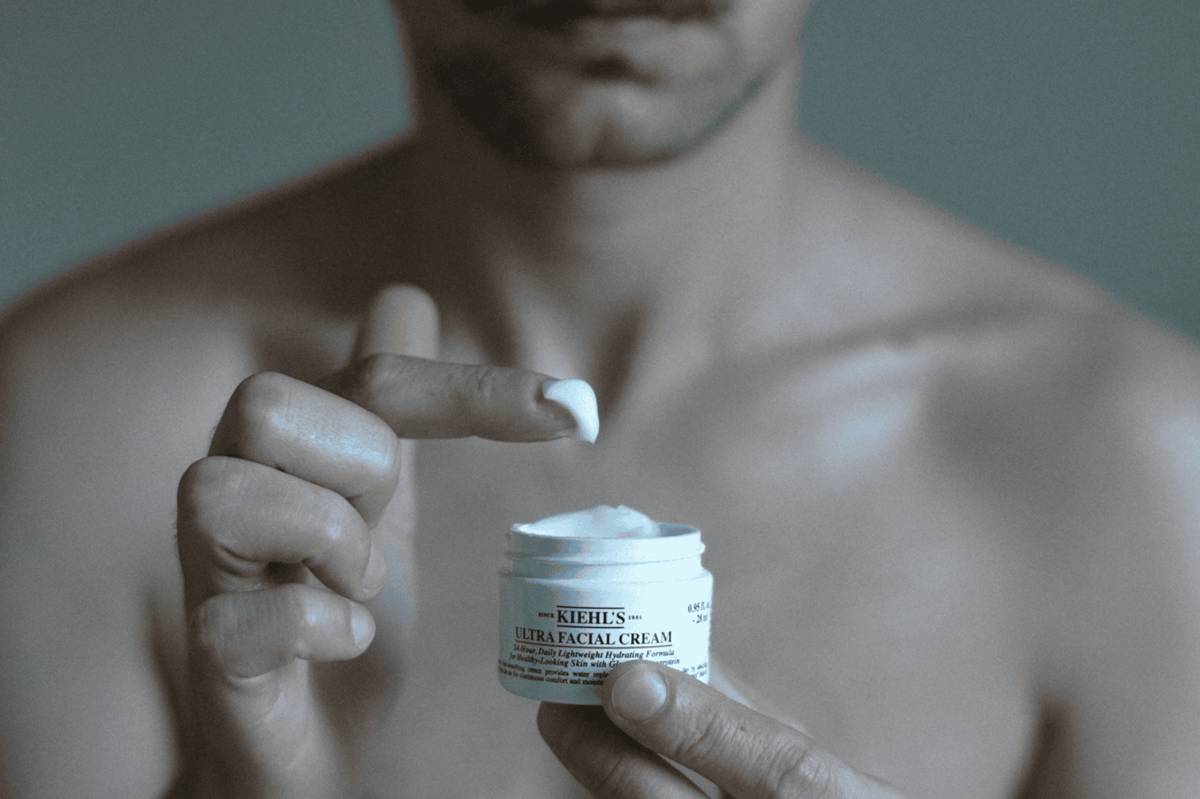 ilustrasi pria menggunakan skincare (unsplash.com/Cristi Ursea)