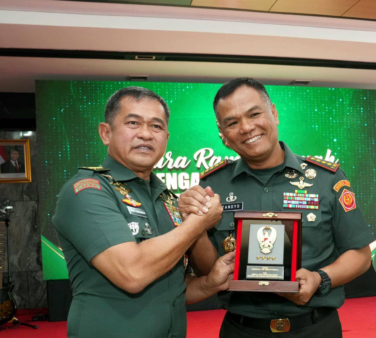 Kepala Staf TNI Angkatan Darat (KSAD), Jenderal Maruli Pandjaitan ketika melepas Jenderal Tandyo Budi Revita (kanan) menuju ke Mabes TNI Cilangkap, Jakarta Timur. (Dokumentasi TNI AD) 