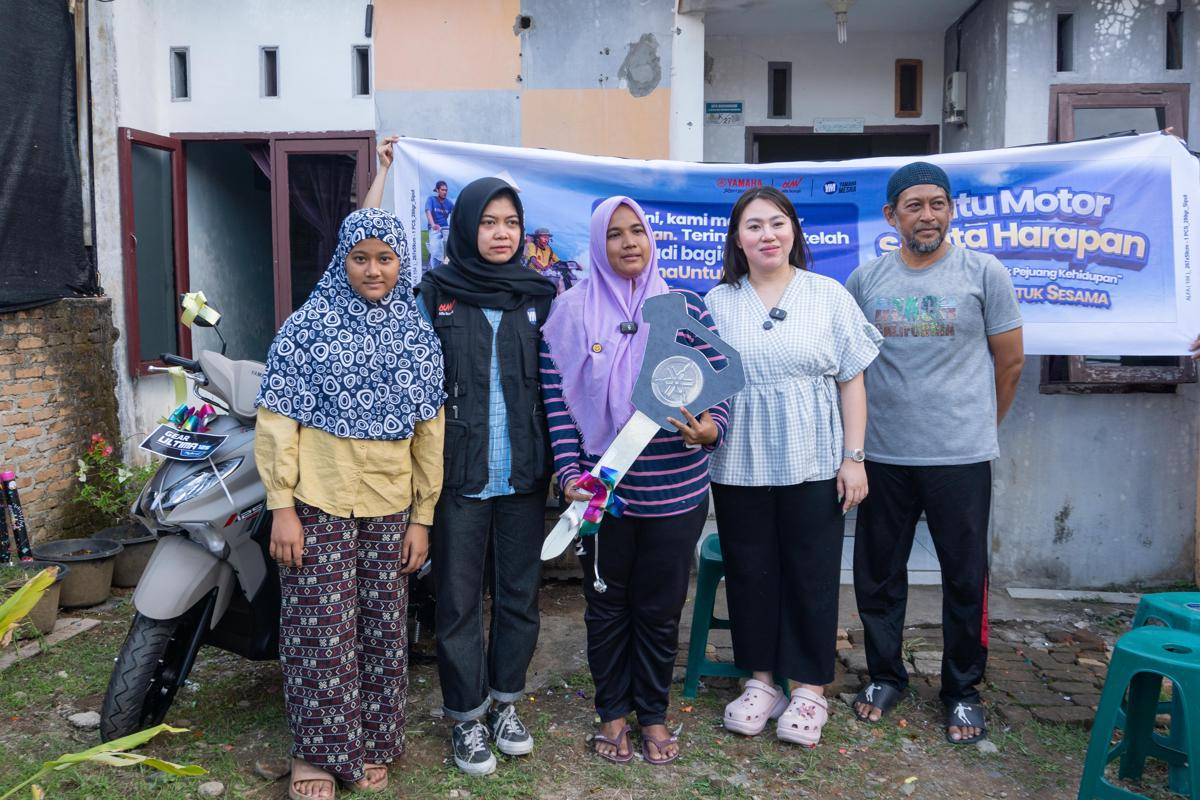 Ibu penjual kue memegang kunci pemenang program Ultima untuk Sesama dari Yamaha Alfa Scorpii Medan (dok.Alfa Scorpii)