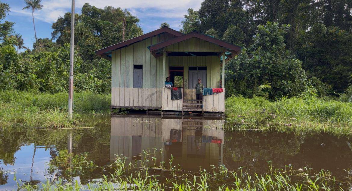 Tampak banjir di halaman depan salah satu rumah di Kelurahan Kamoro Jaya (kawasan penduduk Suku Amungme). (IDN Times/Endy Langobelen)