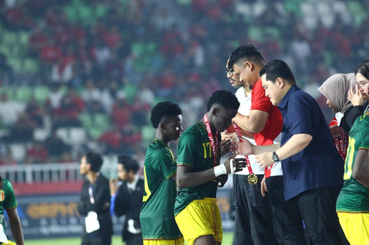 Ketum PSSI Erick Thohir bersama Gubernur Sumut Bobby Nasution mengalungkan medali juara ke pemain Mali U-17 yang menjuarai Piala Kemerdekaan 2025 di Stadion Utama Sumut (IDN Times/Doni Hermawan)