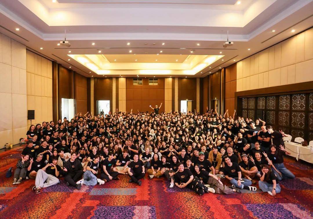 Potret Kocak Artis di GMMTV Outing 2025 Day 1