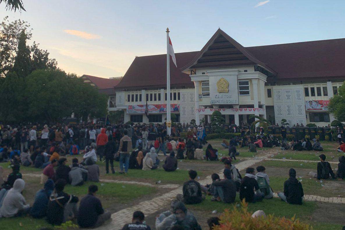 Masyarakat berdemonstrasi di Kantor Bupati Bone, Selasa (19/8/2025), menolak rencana kenaikan tarif Pajak Bumi dan Bangunan (PBB). (Dok. LBH Makassar)