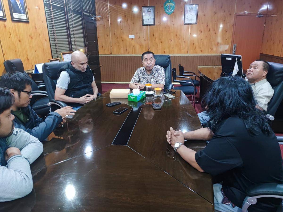 Rusdiansyah Aras saat memberikan keterangan kepada jurnalis terkait kepastian bonus atlet peraih PON.