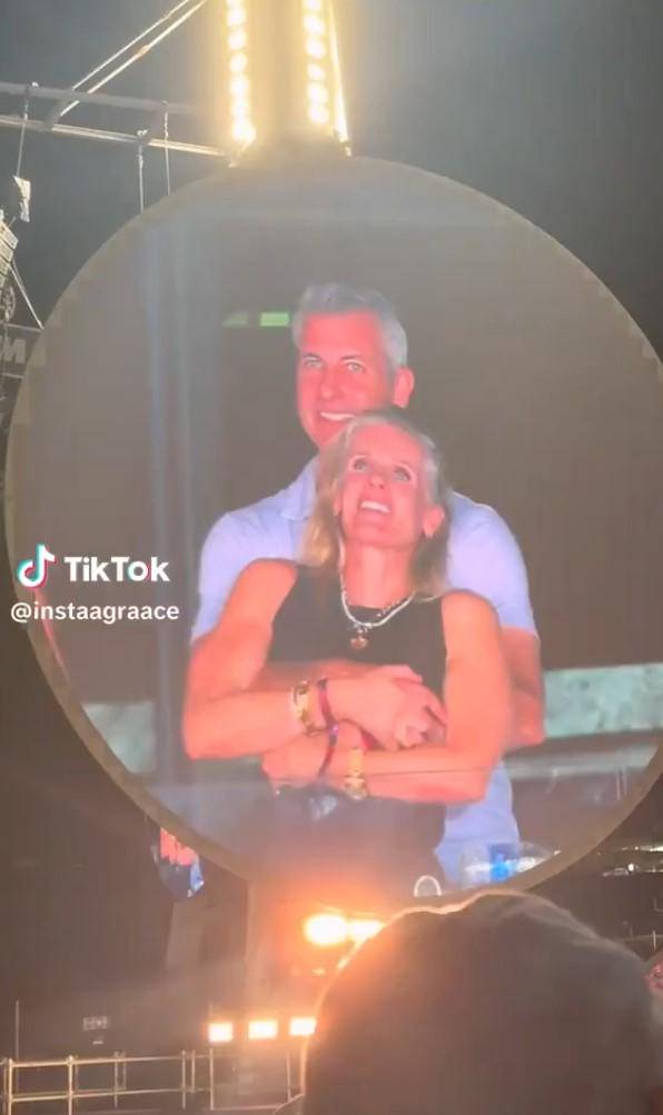 CEO Astronomer tersorot kamera Kiss Cam Coldplay