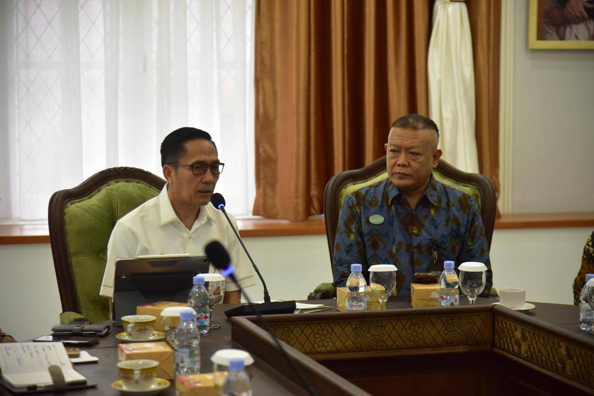 Wali Kota Palembang Ratu Dewa (pakaian putih)