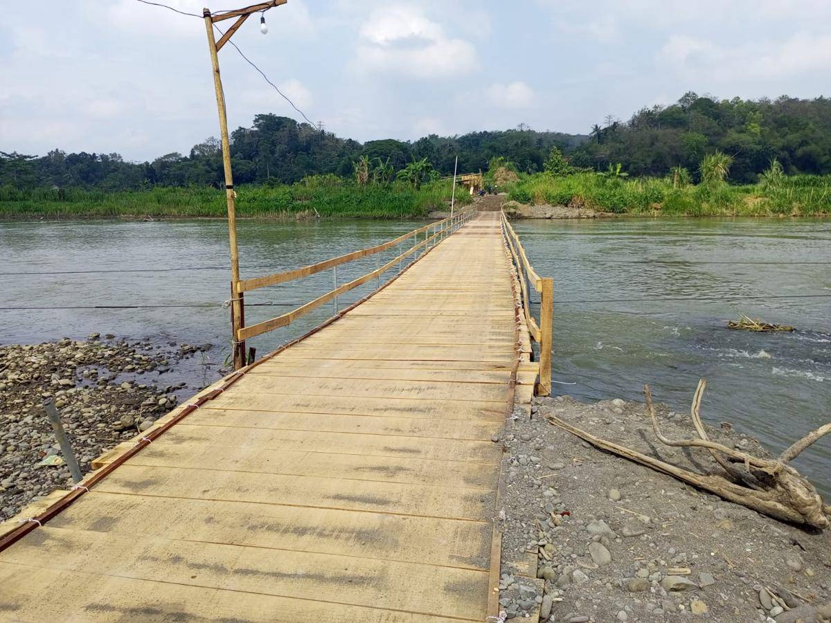 Warga Bangun Jembatan Apung Lintasi Sungai Progo