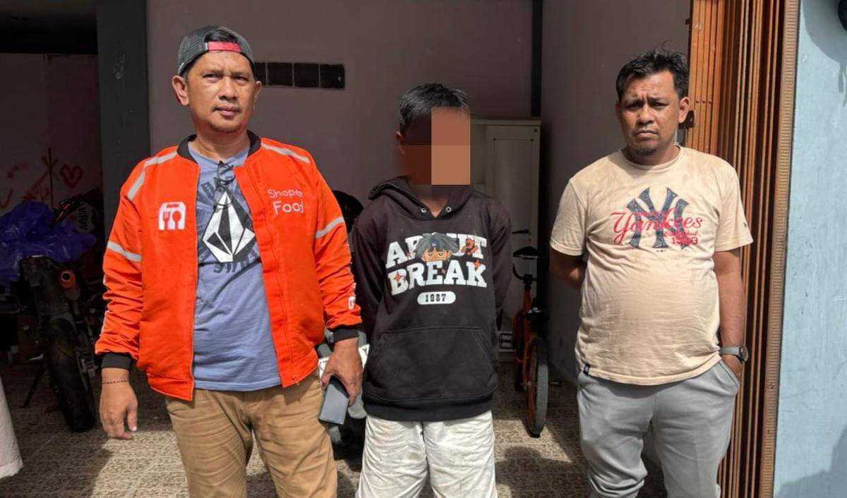 Polisi menangkap GSA (tengah), terduga pelaku pembunuhan di Jalan Penegak, Kelurahan Damai, Balikpapan Selatan.