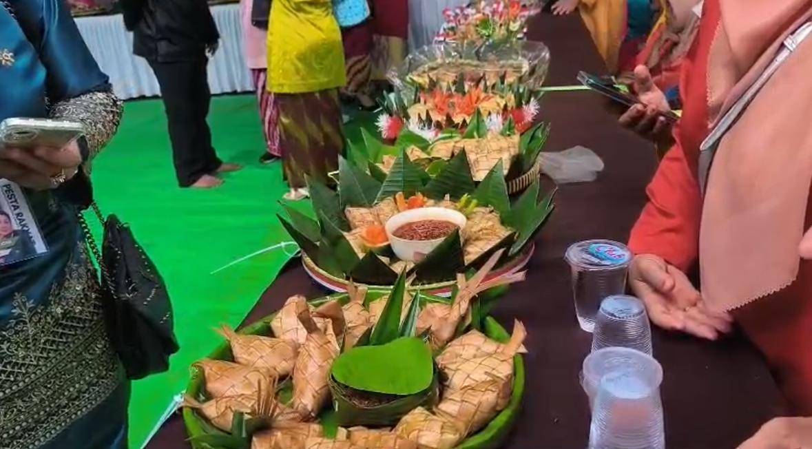 Ada juga lomba membuat ketupat colet.