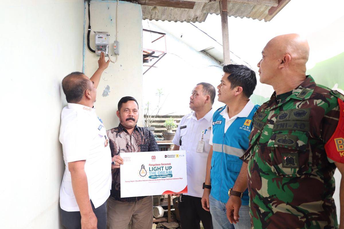 54247sebanyak-63-warga-kota-tangerang-nikmati-sambungan-listrik-gratis-lewat-program-light-up-the-dream-542471.jpeg
