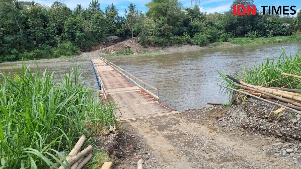 Jembatan apung di Sungai Progo untuk mempersingkat jarak waktu ke Yogyakarta.