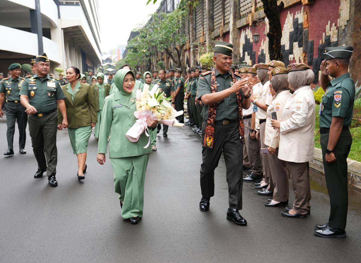 Kepala Staf TNI Angkatan Darat (KSAD), Jenderal Maruli Pandjaitan ketika melepas Jenderal Tandyo Budi Revita (kanan) menuju ke Mabes TNI Cilangkap, Jakarta Timur. (Dokumentasi TNI AD) 