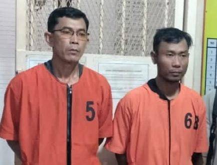 Dua tersangka jual beli BBM resmi secara ilegal ditangkap Ditreskrimsus Polda Sumsel. (Dok: Polda Sumsel)