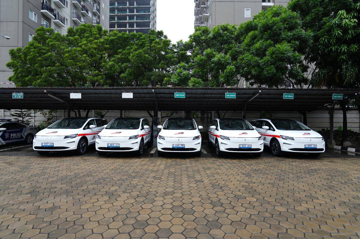 Aletra Resmi Serahkan Unit L8 EV kepada Jusuf Hamka.jpeg