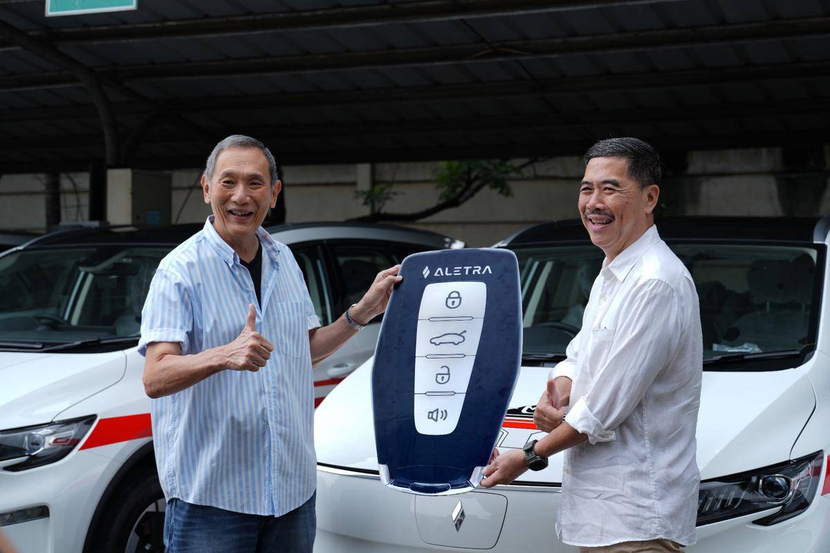Andre Jodjana, CEO PT Aletra Mobil Nusantara  Resmi Serahkan Unit L8 EV kepada Jusuf Hamka, Penasihat PT Citra Marga Nusaphala Persada.jpeg