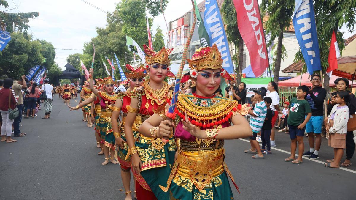 44_tari-magrumbungan-massal-meriahkan-pembukaan-buleleng-festival-2025_2025-08-19-14-49-55.jpg