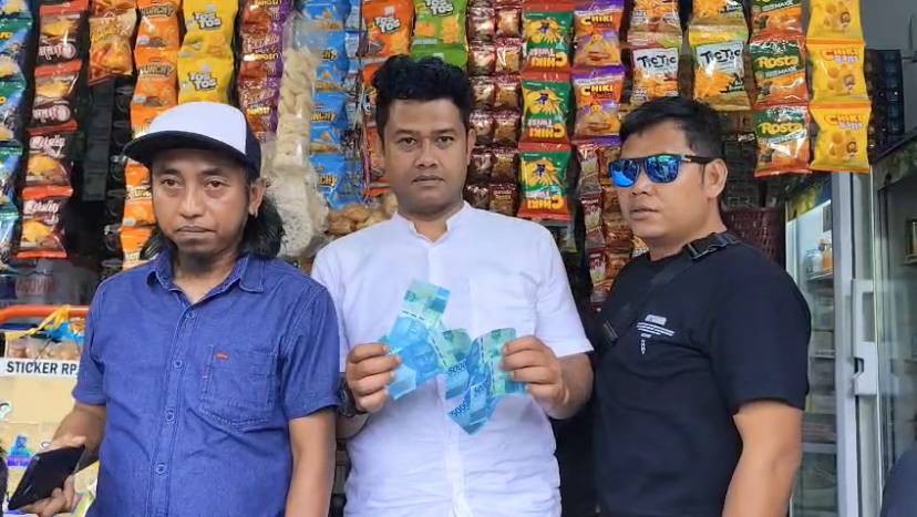 Polisi memperlihatkan barang bukti uang palsu. (Dok. Istimewa)