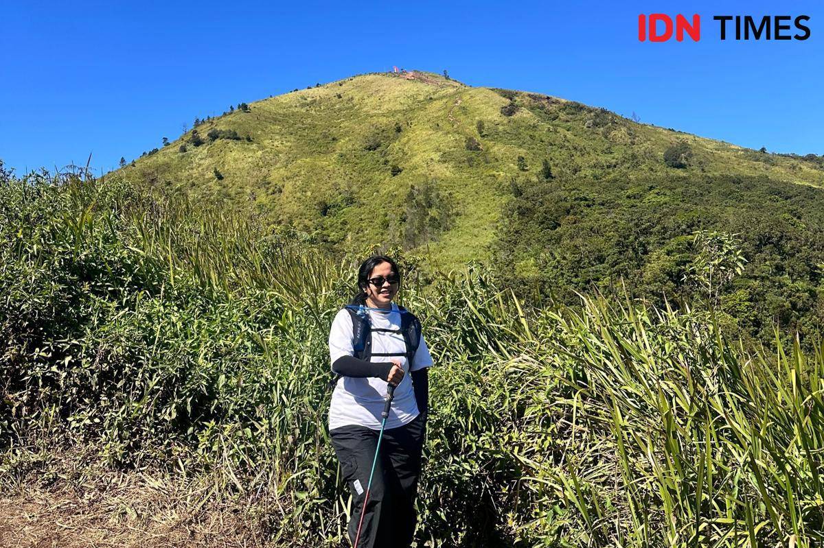 Potret pendaki sedang naik gunung