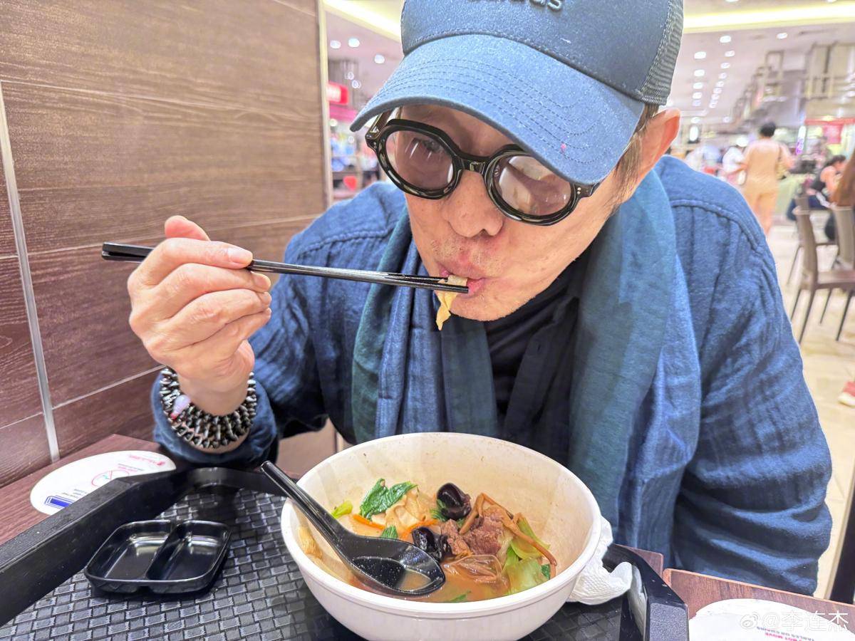 Jet Li makan mie usai operasi