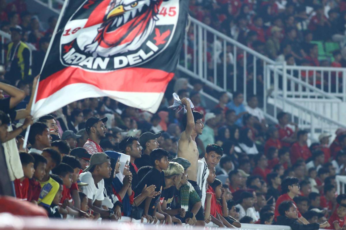 Suporter Timnas Indonesia U-17 di Stadion Utama Sumut (IDN Times/Doni Hermawan)