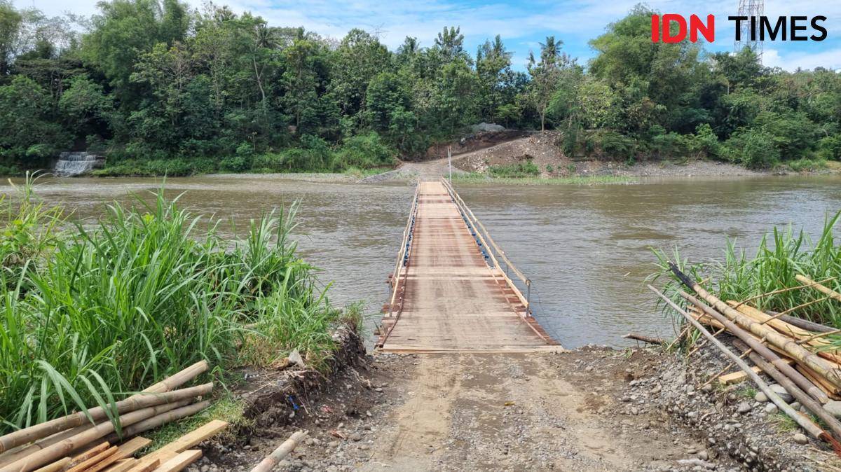 Jembatan apung di Sungai Progo untuk mempersingkat jarak waktu ke Yogyakarta.