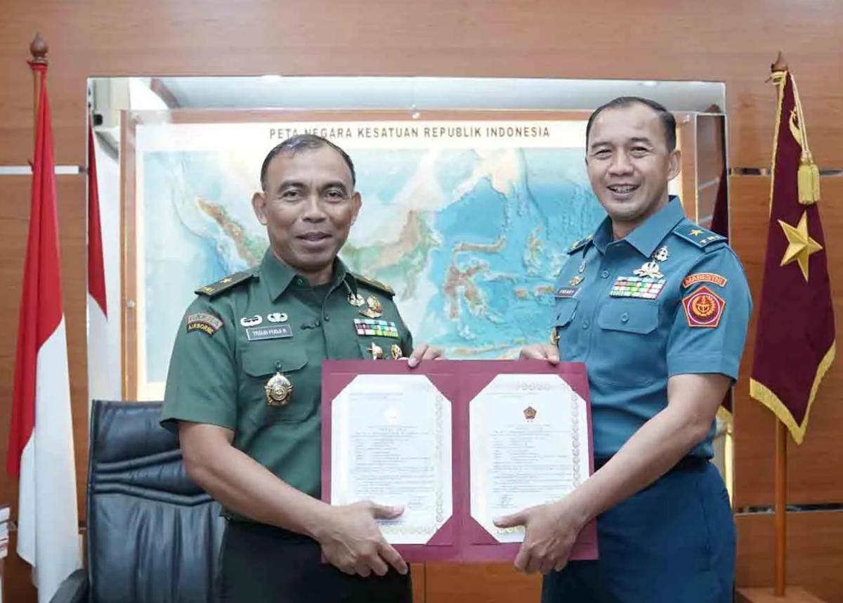 Brigjen TNI (Mar) Freddy Ardianzah (kanan)