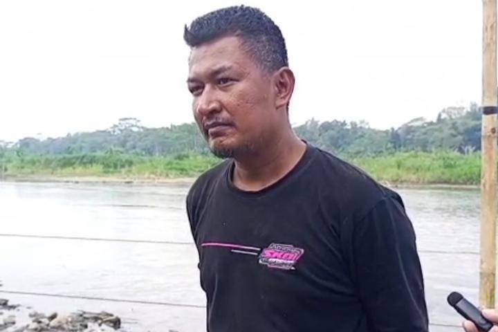 Warga Bangun Jembatan Apung Lintasi Sungai Progo