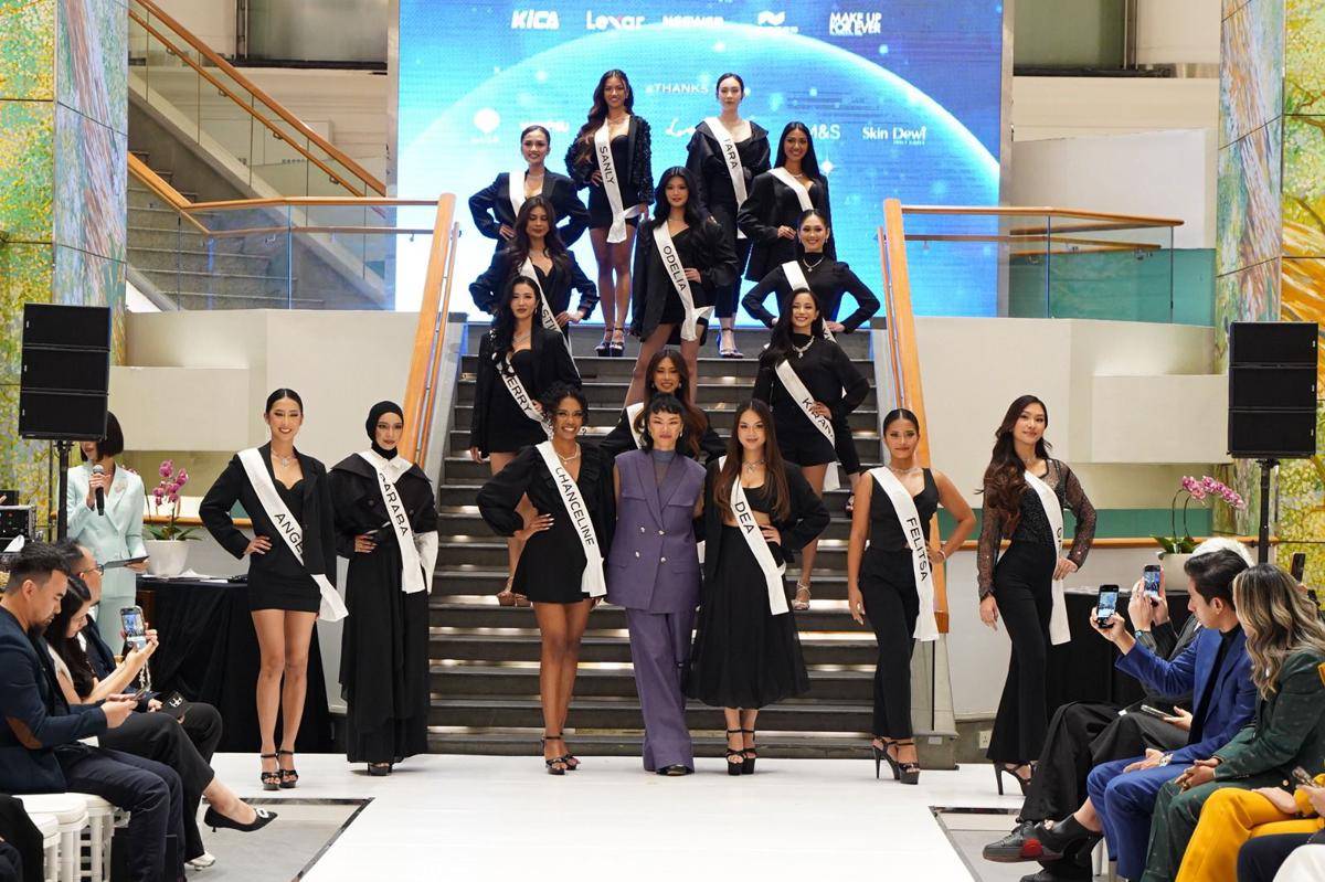 Kelly Tandiono dengan Top 16 Zetrix Miss Universe Indonesia 2025.jpg