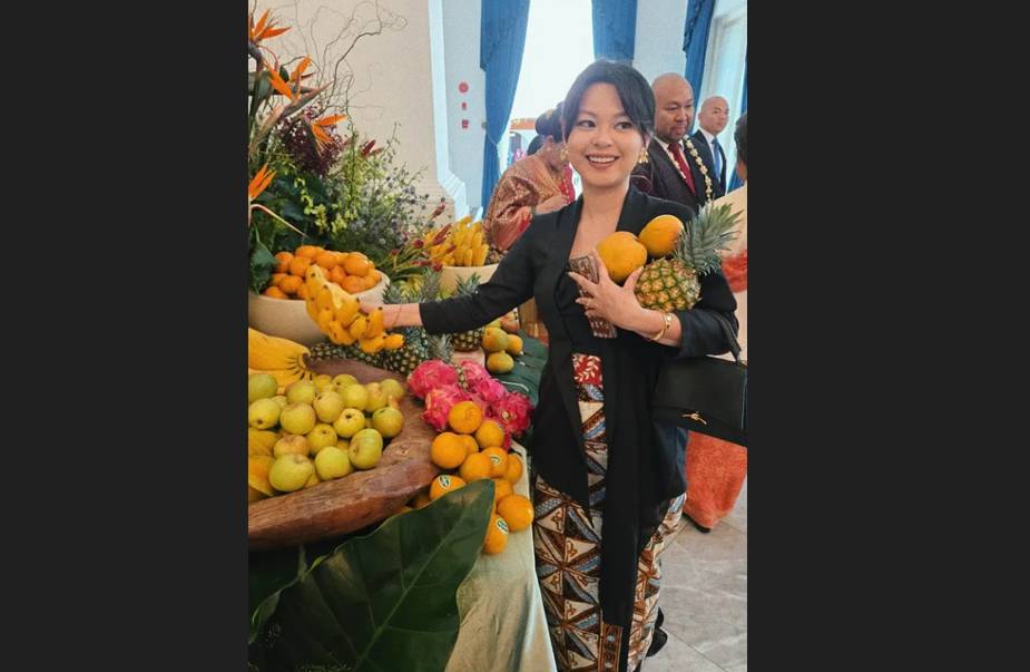 Gustika Jusuf Hatta menggunakan Batik Slobog