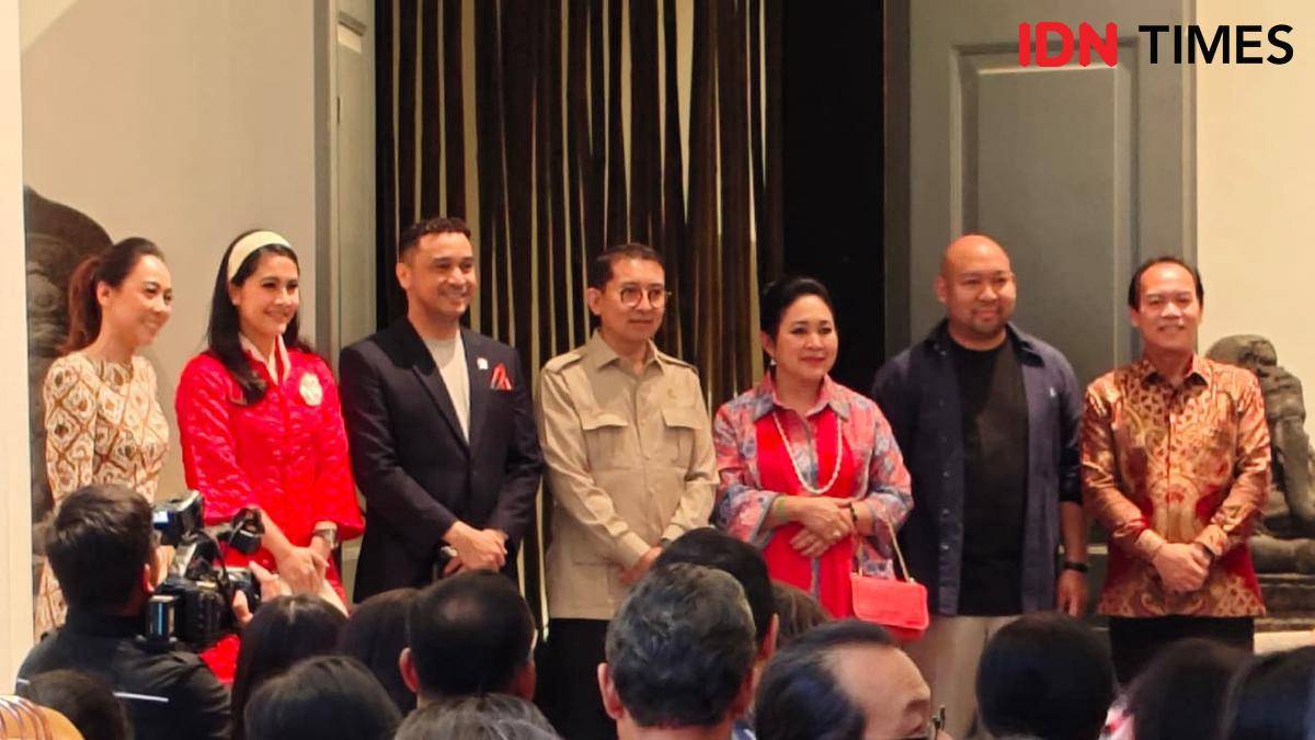 Didit Hediprasetyo (kedua dari kanan) di peresmian pameran fotografi NEGERI ELOK 2025 80 Tahun Keberagaman pada Selasa (19/8/2025) di Museum Nasional Indonesia. (IDN Times/Febriyanti Revitasari)