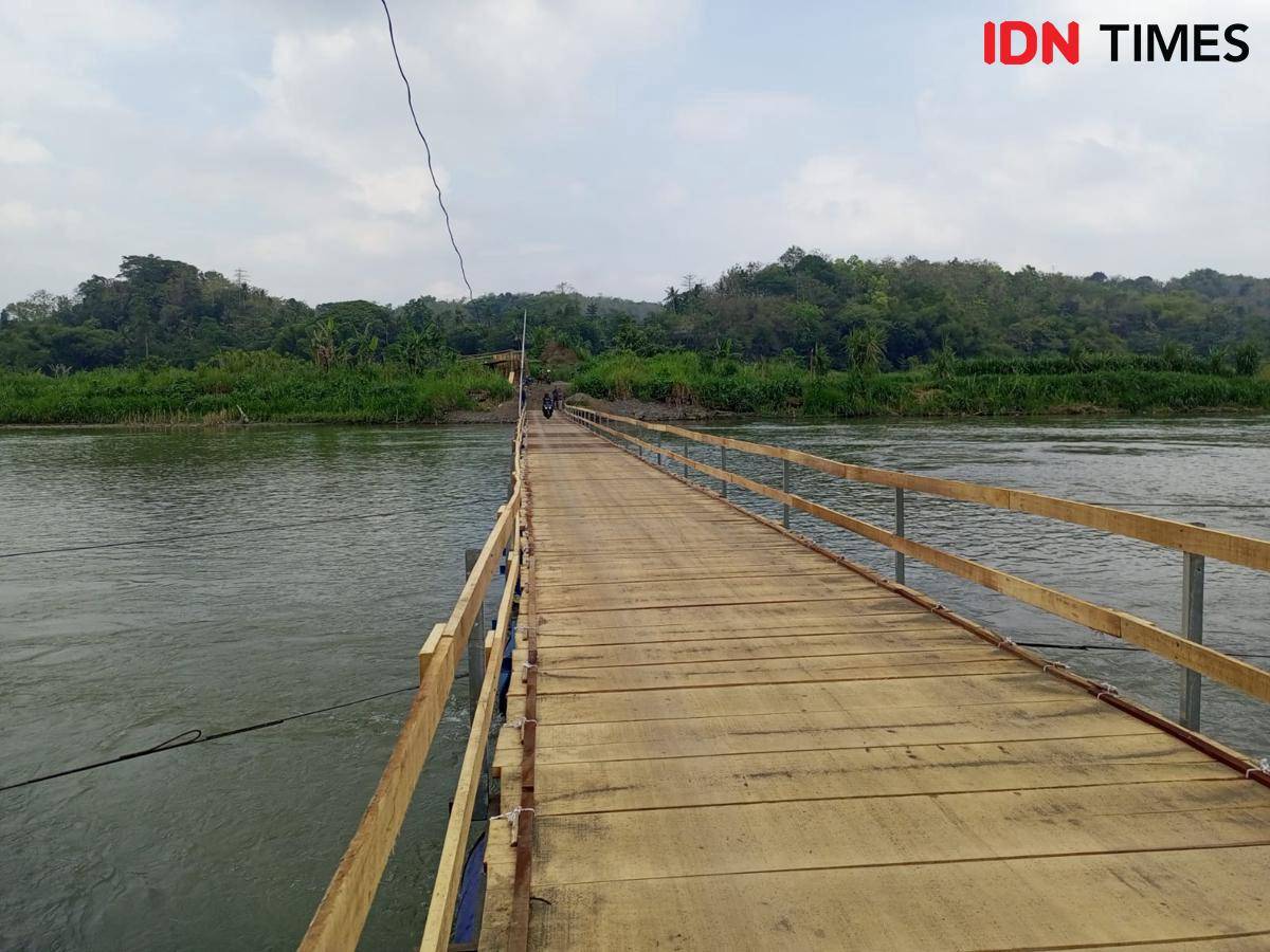Warga Bangun Jembatan Apung Lintasi Sungai Progo, ke Jogja Lebih Cepat