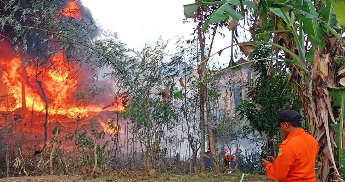 Kebakaran sumur minyak rakyat di Blora - Dok. BPBD Kabupaten Blora - 1 copy.jpg