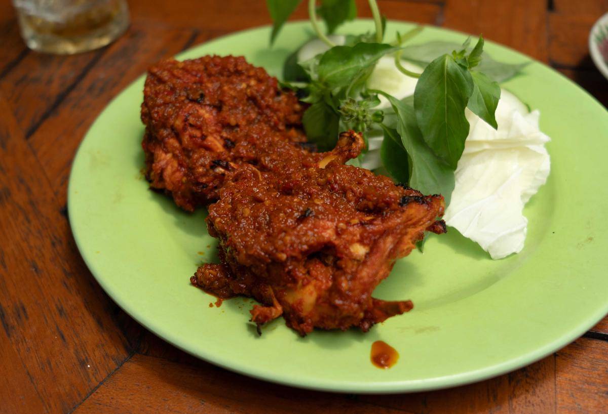 ilustrasi ayam bumbu rujak (vecteezy.com/whoopie whoops 845)