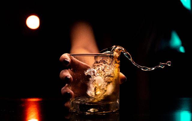 ilustrasi alkohol (unsplash.com/Vinicius "amnx" Amano)