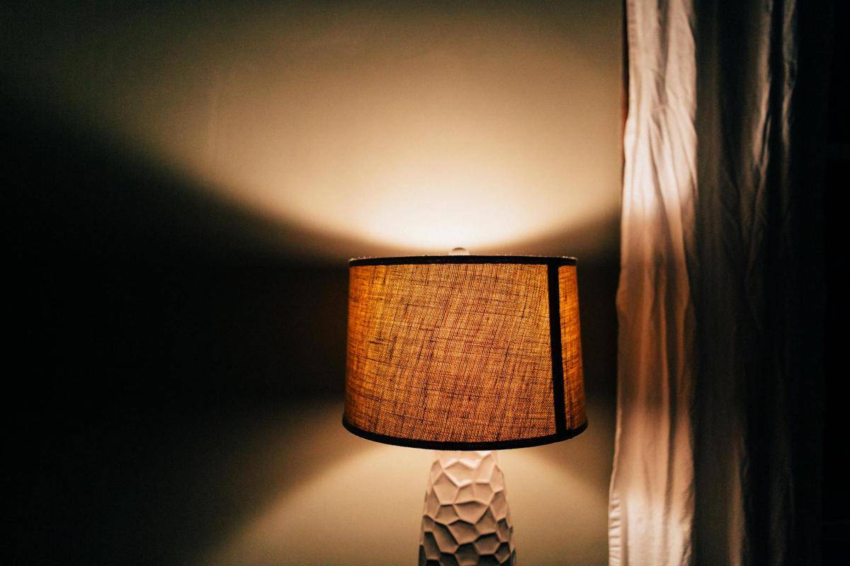 ilustrasi lampu tidur (pexels.com/Kelly)