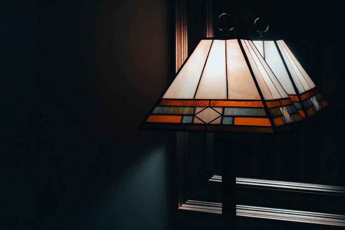 ilustrasi lampu tidur (pexels.com/Steve Johnson)