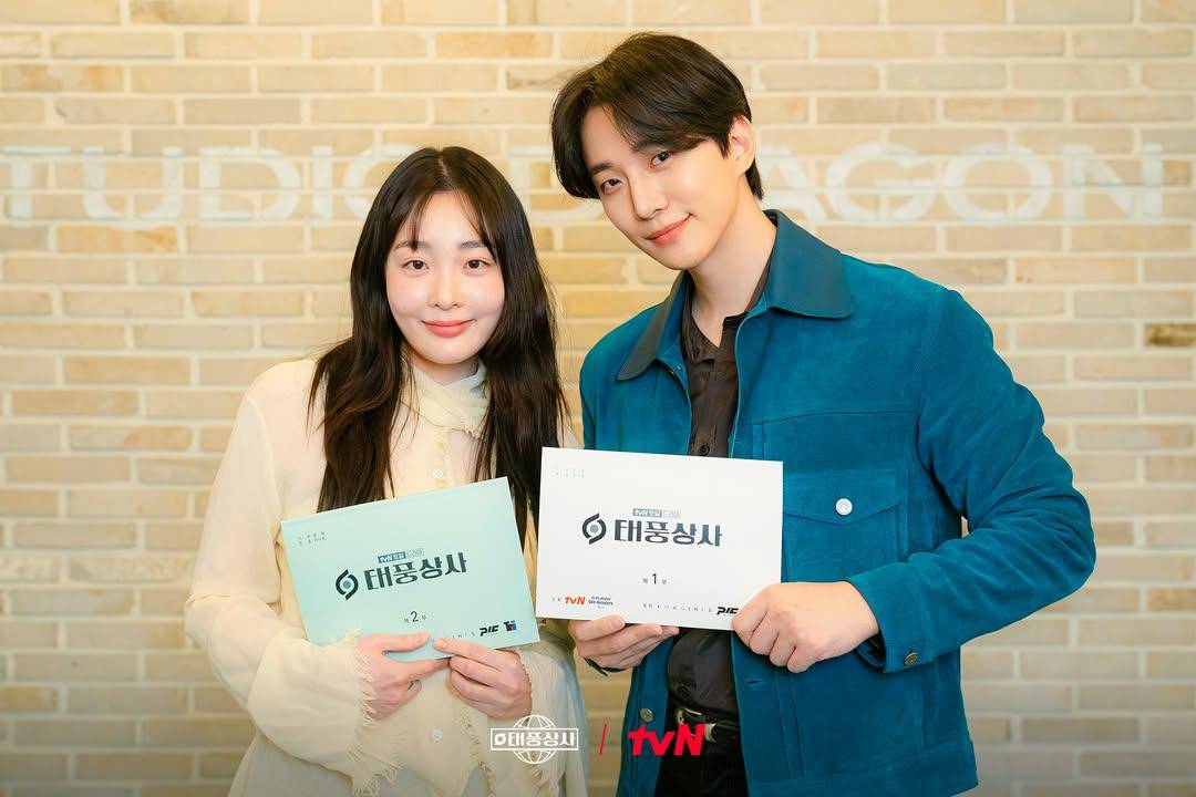 pemain utama drama Typhoon Family (instagram.com/tvn_drama)