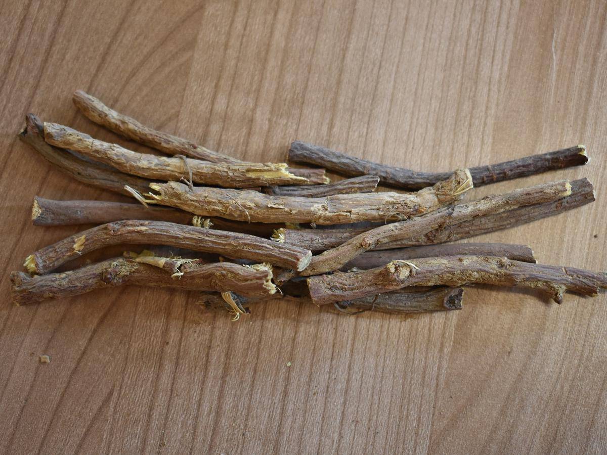 ilustrasi akar licorice kering (commons.wikimedia.org/N. Teerink)