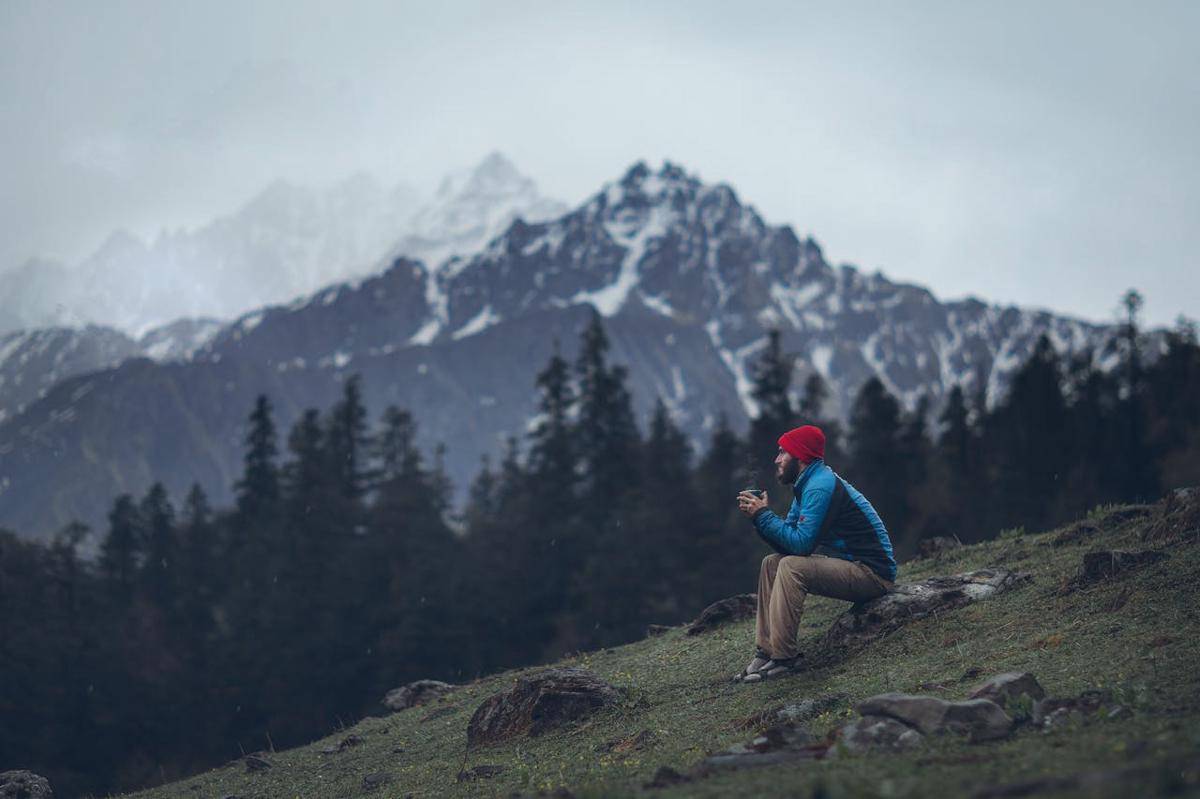 illustrasi minum air saat mendaki gunung (pexels.com/aditya ganpule)