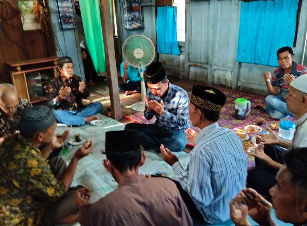 Suasana pernikahan Kades di Rambang Kuang dengan perempuan yang digrebek oleh warga. (Dok. Istimewa)