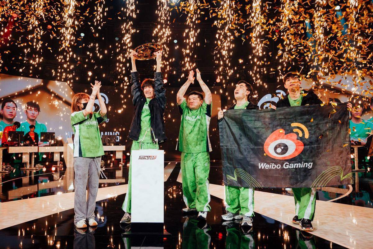 potret Weibo Gaming angkat trofi di EWC 2025 untuk kemenangan cabang game Teamfight Tactics 